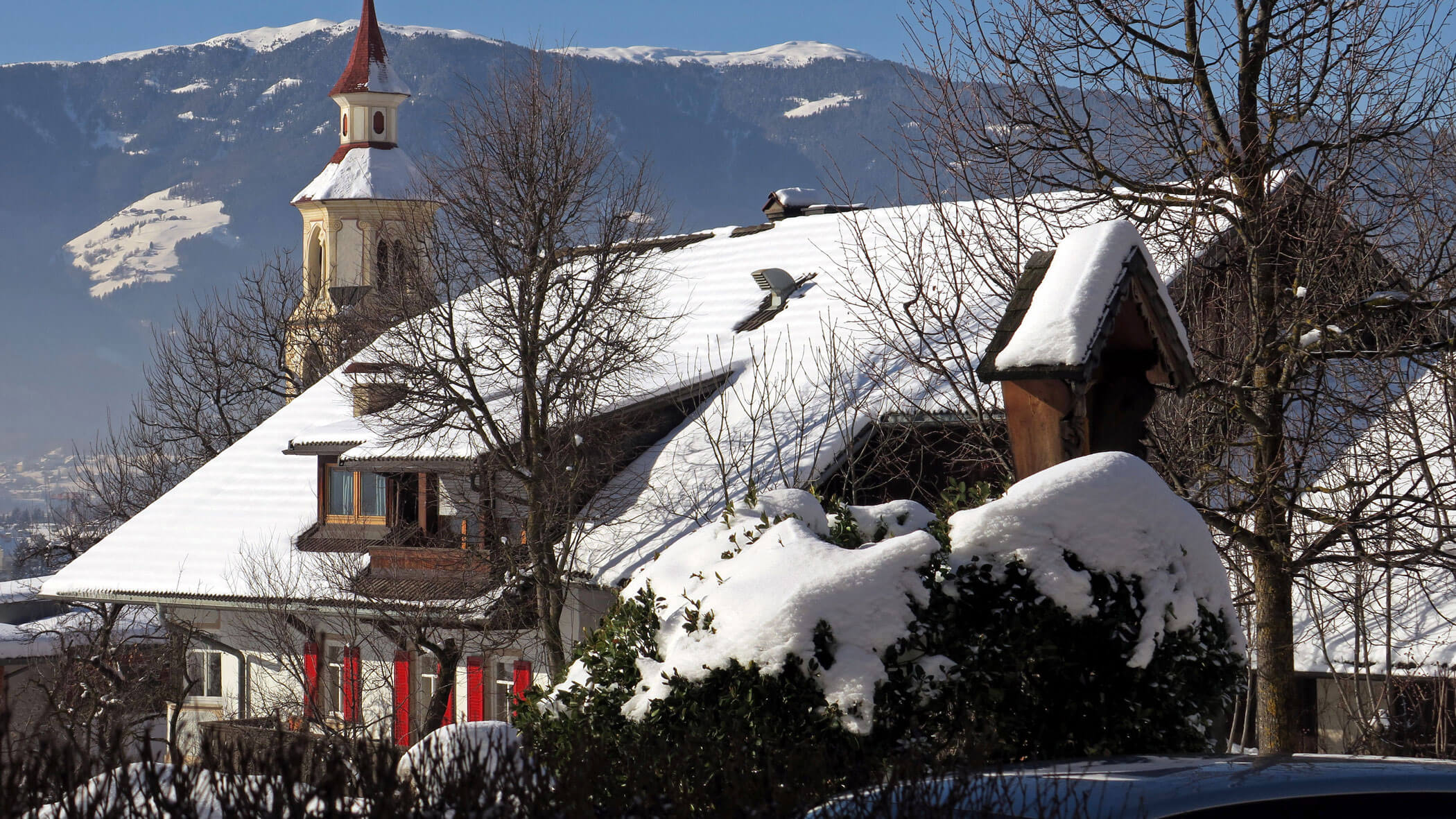 Tenningerhof im Winter mit Kirche
