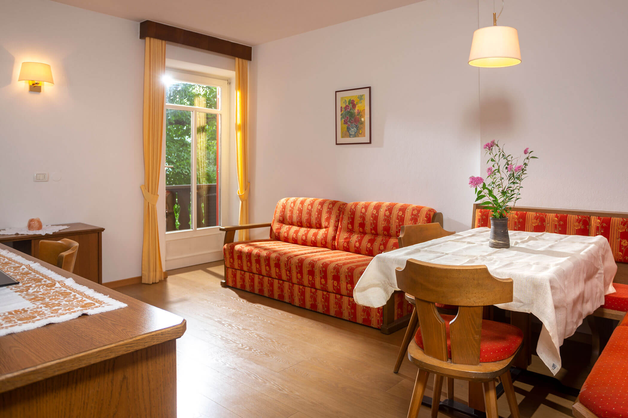 Apartment Erkertraum - Esstisch und Couch